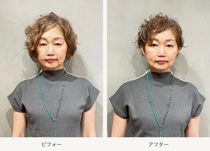 くせ毛を生かしたショートヘアのビフォーアフター。左が施術前、右が施術後。髪の動きとシルエットを正面から比較。