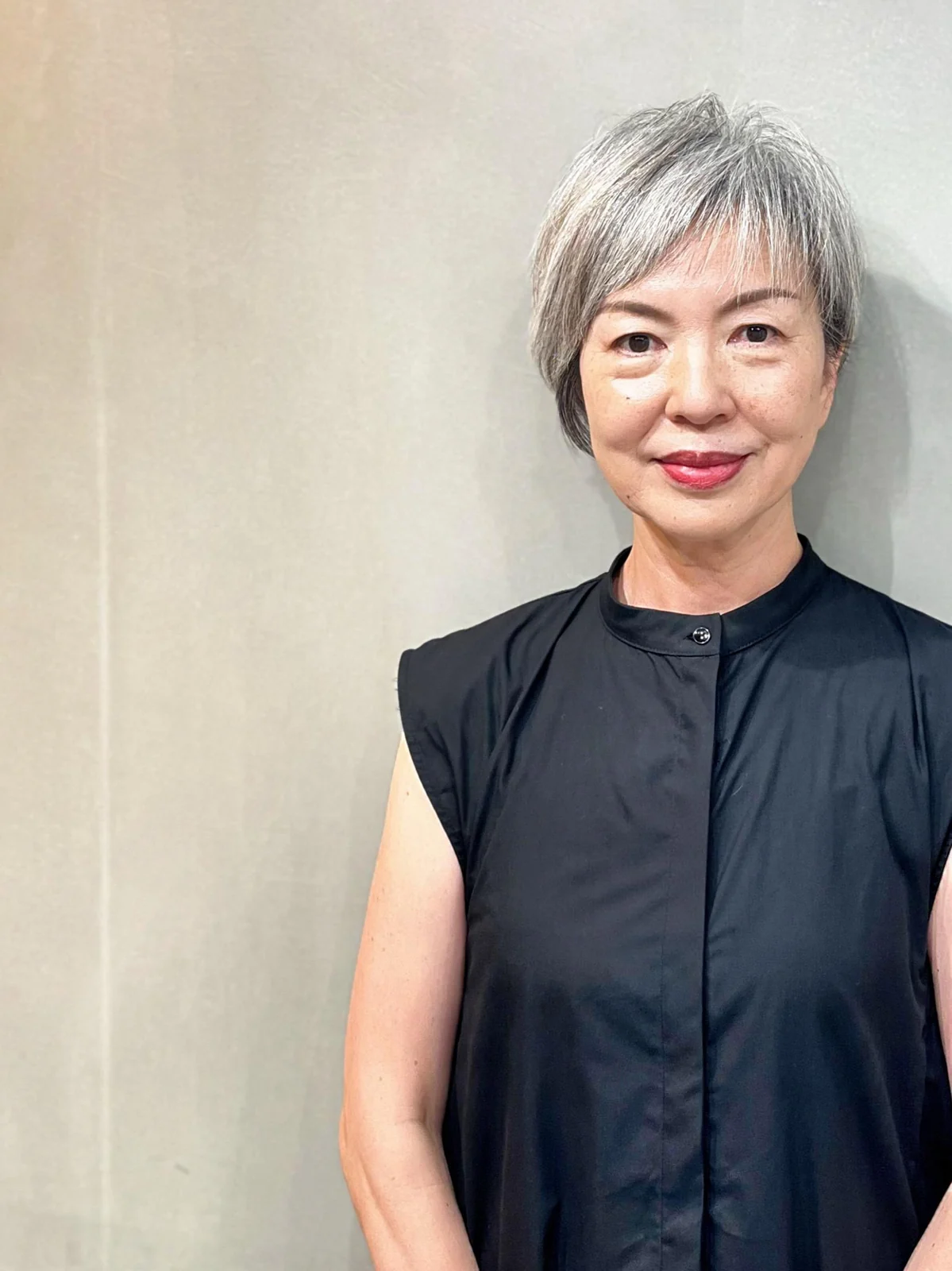 丸みと毛流れを活かした、大人女性のショートヘア